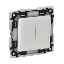 ValenaLife 106+6 kettős váltókapcsoló betét közp. fedéllel fehér süllyesztett IP44 LEGRAND - 752158
